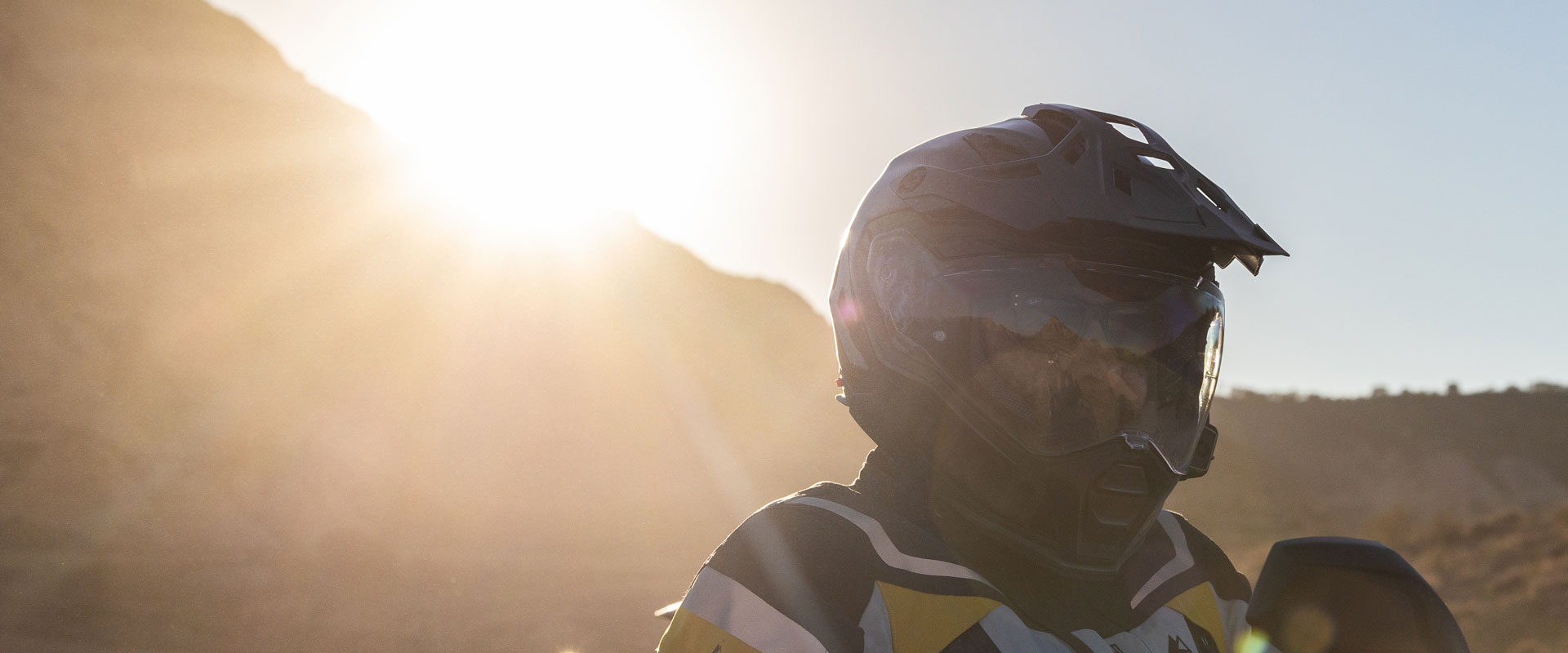 Touratech-Aventuro-PRO-Carbon-Motorradhealm_Headerbild_1920x800px